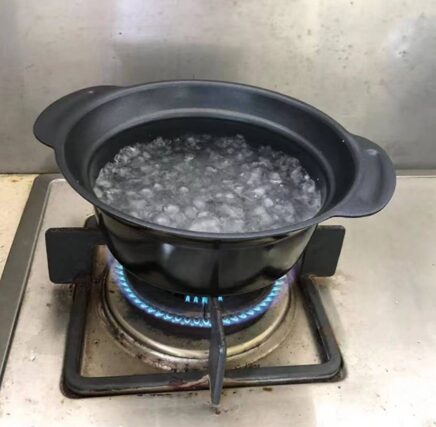 ダイソー土鍋風アルミ鍋をコンロにかけているところ